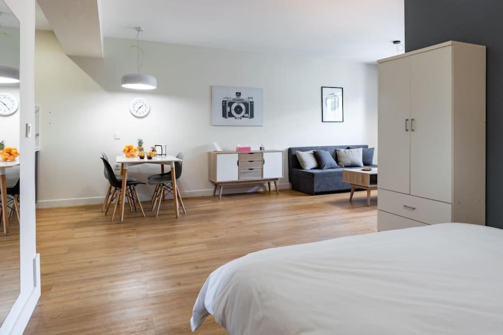 Large Comfy, Modern Studio 5 Min To Acropolis Афины Экстерьер фото